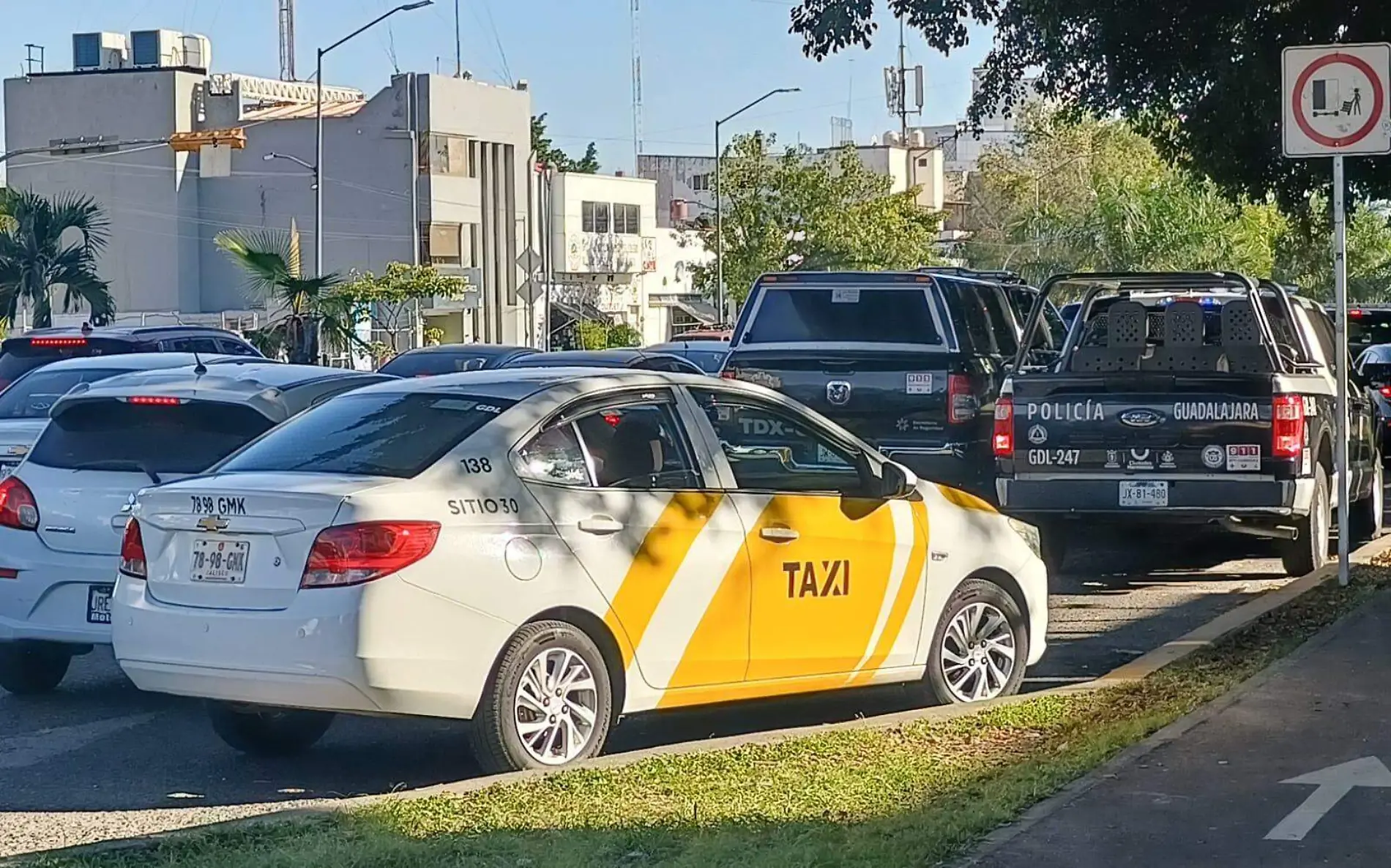 Aseguran artefactos explosivos a dos pasajeros de un taxi